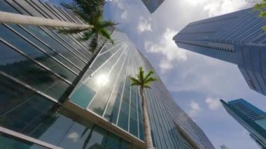Miami, FL, ABD - 6 Ağustos 2024 Chase Bank Brickell Miami gökdeleni. 4k motion video 2024