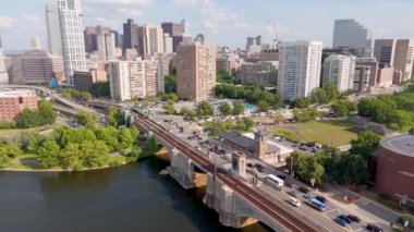 Boston, MA, ABD - 15 Temmuz 2024: Charles River Baraj Yolu ve tren rayları, Boston, Massachusetts ABD