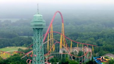 Doswell, VA, ABD - 16 Temmuz 2024: Eiffel Kulesi Kings Dominion eğlence ve su parkı Doswell, Virginia