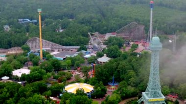 Doswell, VA, ABD - 16 Temmuz 2024 Kings Dominion Lunaparkı üzerindeki sis