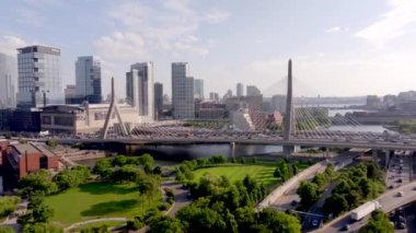 Boston, MA, ABD - 15 Temmuz 2024: Zakim Köprüsü üzerinde uçmak. Hava aracı b rulo klibi 2024