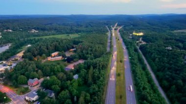 Sturbridge Massachusetts 'ten geçen otoyollar. 4k hava aracı videosu