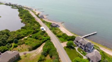 Doğu Chop Drive 'daki evler, Marthas Vineyard Yaz 2024. Hava aracı video kaydı.