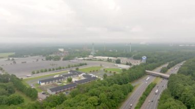 Doswell, VA, ABD - 16 Temmuz 2024: Kings Dominion eğlence ve su parkı. Sisli hava görüntüsü