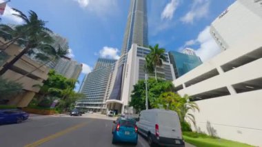 Miami, FL, ABD - 6 Ağustos 2024: yatay ve dikey görüntüler. Panorama Kulesi Brickell Miami Manzarası