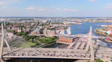 Boston, MA, ABD - 15 Temmuz 2024: Leonard P Zakim Bunker Hill Memorial Bridge, Boston. Zorlu saat trafiğinin hava görüntüsü 2024