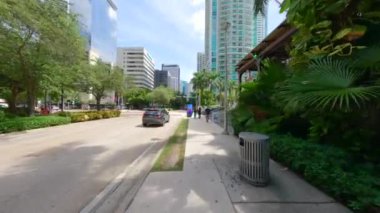 Miami, FL, ABD - 6 Ağustos 2024: Miami Brickell, Florida, ABD bisiklet turu. Kaldırımda bisiklet sürerken şehrin manzarası.