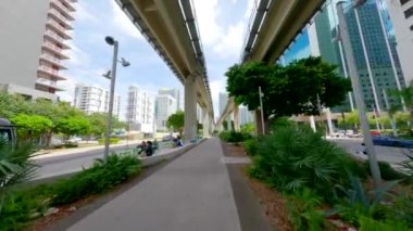 Miami, FL, ABD - 6 Ağustos 2024: elektrikli scooter Brickell Miami. Altı çizili yaya yolu 4k Yaz 2024
