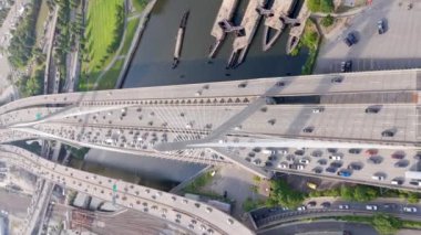 Dikey İHA videosu Zakim Köprüsü Boston