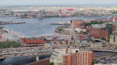 Boston, MA, USA - 16 Temmuz 2024: Zakim Köprüsü ve Logan Uluslararası Havaalanı. Airial 4k drone stok videosu Boston 2024