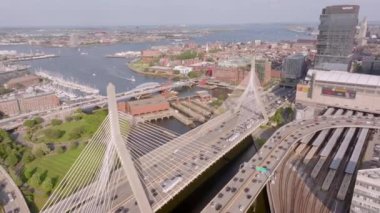 Boston, MA, ABD - 16 Temmuz 2024: Zakim Leonard Bridge Boston şehir merkezi hisse senedi videosu 2024