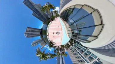 Miami, FL, ABD - 24 Ağustos 2024: 360 Miami Nehri Gezegeni