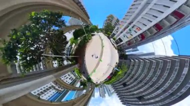 Miami, FL, ABD - 24 Ağustos 2024 Brickell Underline bisiklet yolu. 360 küçük gezegen fpv videosu