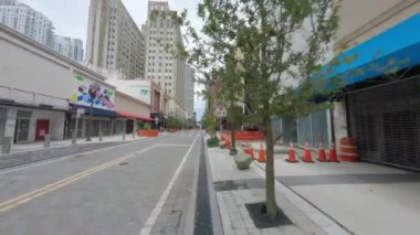 Miami, FL, ABD - 31 Ağustos 2024: Miami şehir merkezindeki işletmelerin çoğu ekonomik durgunluk nedeniyle kapandı
