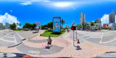 Miami, FL, ABD - 31 Ağustos 2024: 8k 360 video Miami. Miami şehir merkezinde elektrikli tek tekerlekli bisiklet 2024 'le dolaşıyoruz.