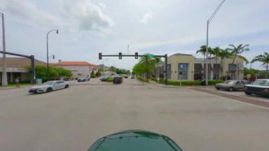Pompano Plajı, FL, ABD - 15 Ağustos 2024: Pompano Plajı Florida 'da US1' i geçtikten sonra Atlantik Bulvarı 'nda sürüş