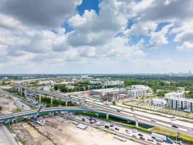 Miami, Golden Glades, otoyola yakın inşaat alanları. Büyük geliştirme projeleri