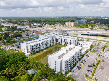 Miami, FL, ABD - 22 Ağustos 2024: Resia Golden Glades inşaat sahası teftişi