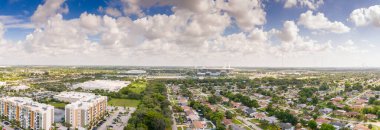 Miami, FL, ABD - 22 Ağustos 2024 Hava Panorama Hard Rock Stadyumu ve Miami Gardens Florida 'nın çevresi