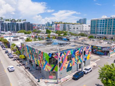 Miami, FL, ABD - 22 Ağustos 2024: renkli grafiti Miami sanat duvarları. Hava aracı fotoğrafı.
