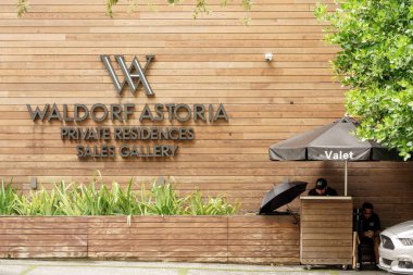 Miami, FL, ABD - 6 Ağustos 2024: Waldorf Astoria Özel Konutları Satış Galerisi Miami Şehir Merkezi