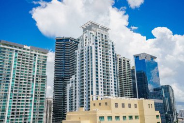 Brickell Miami, FL, Bulutlu mavi gökyüzündeki gökdelenler.