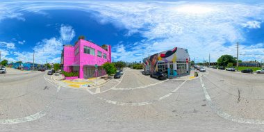 Miami, FL, ABD - 25 Ağustos 2024: Wynwood Miami 'deki işletmeler ve sanat galerileri