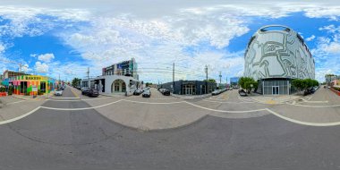 Miami, FL, ABD - 25 Ağustos 2024 Wynwood otoparkı ve sokak sahnesi 360 'lık kamera ile çekildi