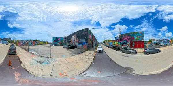 Miami, FL, ABD - 25 Ağustos 2024: 360 Wynwood Miami 'nin dört köşeli fotoğraf sokakları