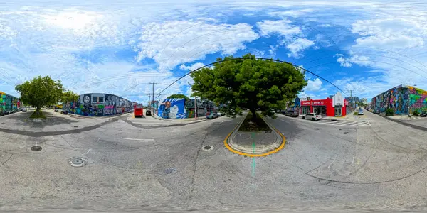 Miami, FL, ABD - 25 Ağustos 2024: 360 Wynwood Miami 'nin dört köşeli fotoğraf sokakları