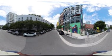 Miami, FL, ABD - 24 Ağustos 2024 Wynwood Miami renkli sanat binaları. 360 km hareket görüntüsü