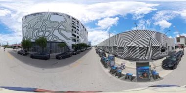 Miami, FL, ABD - 24 Ağustos 2024 - Wynwood Miami Otopark Turu