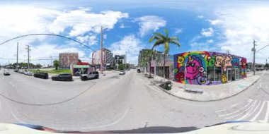 Miami, FL, ABD - 24 Ağustos 2024 Wynwood Miami tek tekerlekli bisiklet sürerken vuruldu