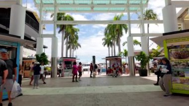 Miami, FL, ABD - 24 Ağustos 2024: Miami Bayside Marketplace Restoranları ve Dükkanları