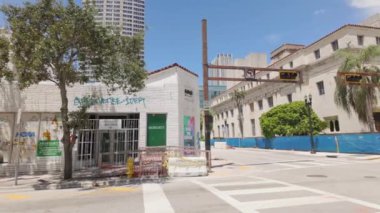 Miami şehir merkezindeki işletmeler ve hükümet binaları kapandı