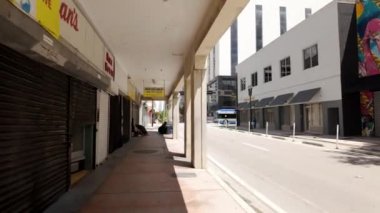 Miami, FL, ABD - 24 Ağustos 2024: Evsizler Miami 'nin merkezinde uyuyor