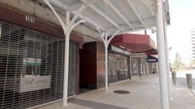 Miami Flagler Caddesi 'nin aşağısındaki hayalet dükkanları tüm sokakları kapatıyor.