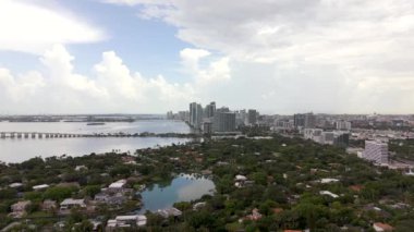 Biscayne Körfezi kıyısındaki Miami sel alanları, şehir merkezindeki köprü ve evler