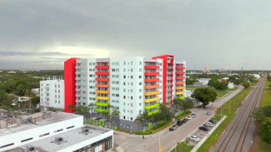 Miami, FL, ABD - 24 Ağustos 2024: Pinnacle Place Miami, ikametgah binası, arka planda şimşek fırtınaları