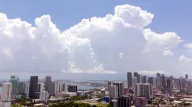 Miami kasırga bulutları. Hava aracı 4k panorama videosu