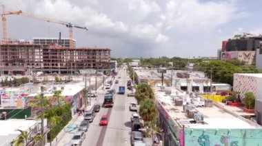 Miami, FL, ABD - 24 Ağustos 2024: İHA videosu Wynwood, Miami, Florida 4k
