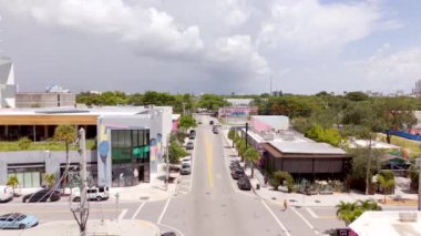 Miami, FL, ABD - 24 Ağustos 2024: North End Wynwood Miami FL, ABD. 4k hava aracı stok videosu