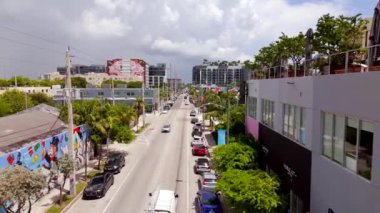 Miami, FL, ABD - 24 Ağustos 2024: Miami Wynwood uçağı. Hava stoku videosu NW 2. Cadde