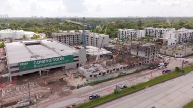 Miami, FL, ABD - 24 Ağustos 2024: Resia konut topluluğu Mimi Golden Glades 2024 İnşaat