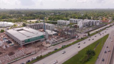 Miami, FL, ABD - 24 Ağustos 2024: Resia Golden Glades Miami. Hava 4k İHA video denetim aşamaları