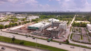 Miami, FL, ABD - 24 Ağustos 2024: Yakında Resia Golden Glades toplu konutları ve otoparkı