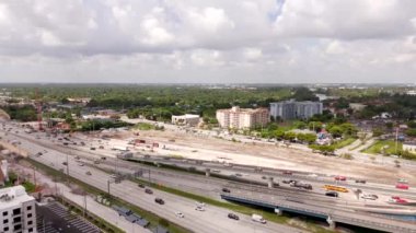 Miami, FL, ABD - 24 Ağustos 2024: Golden Glades Interchange yakınlarındaki Miami inşaat alanı