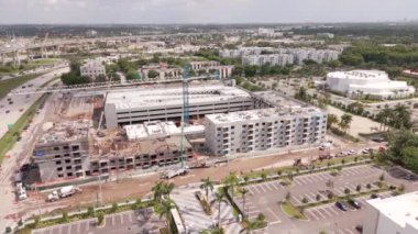 Miami, FL, ABD - 24 Ağustos 2024: Resia Golden Glades Geliştirme. Miami Florida ABD Hava Aracı video denetimi