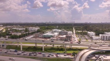 Miami, FL, ABD - 24 Ağustos 2024: Resia Golden Glades, Miami, Florida. Havacılık video geliştirme aşamaları Ağustos 2024