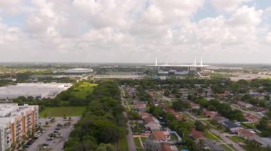 Miami, FL, ABD - 24 Ağustos 2024: Miami Hard Rock Stadyumu yakınlarındaki arazi geliştirme sahası